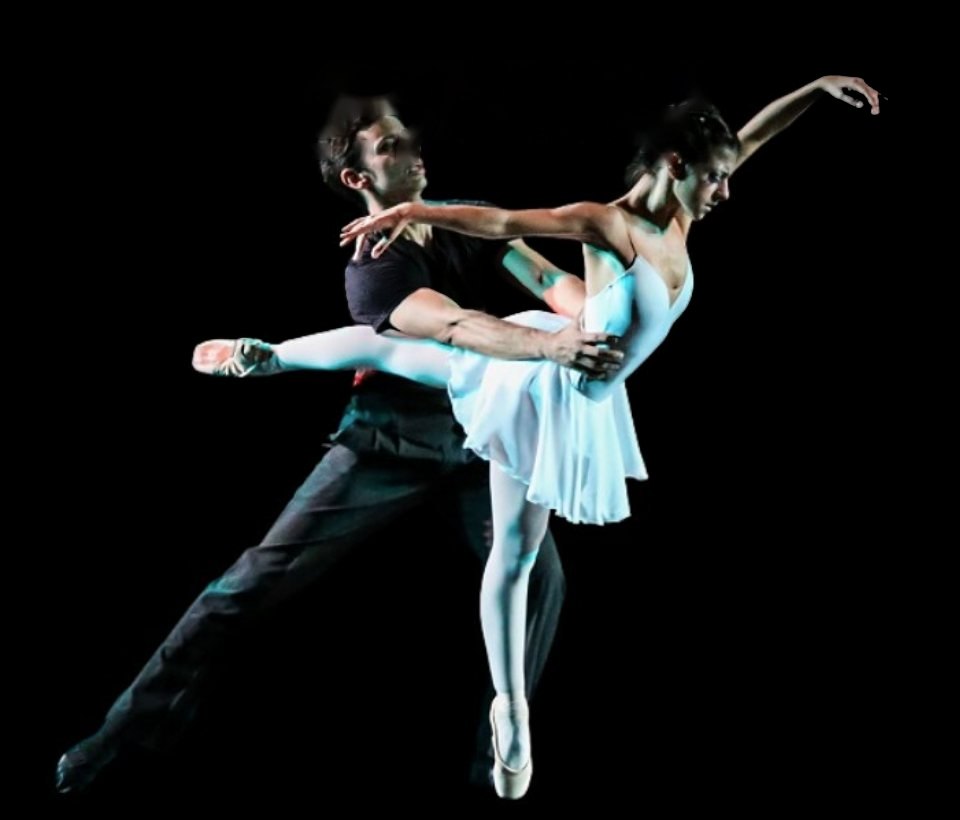 Casal de bailarinos em um pas de deux, ela na ponta em arabesque